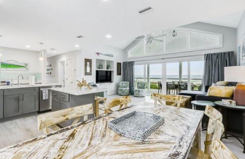 Fernandina Beach Casa | Ebb Tide Cottage - Beachfront - Huge Oceanfront Deck - Hot Tub