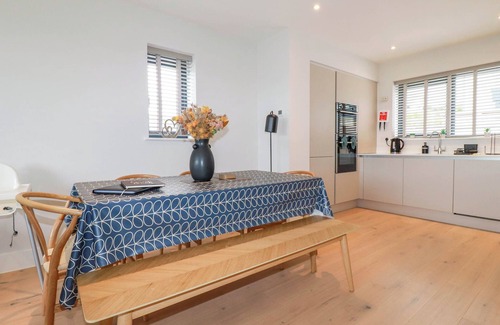 Porth Cabaña | EBBTIDE, family friendly, with a garden in Newquay