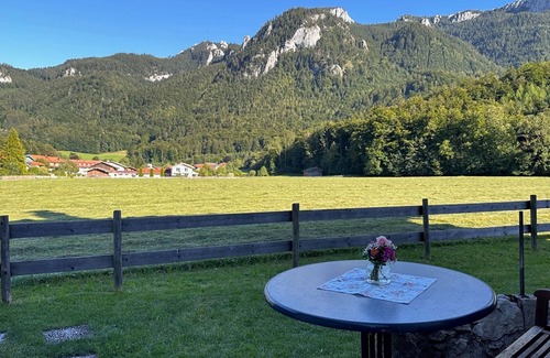 Hohenaschau im Chiemgau Apartamento | Ebenerdige Ferienwohnung Schlossblick 60 qm, Separates Schlafzimmer, Terrasse