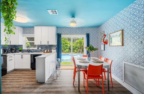 Garden Isles Casa | Eccentric home with pool tiki hut & outdoor kitchen