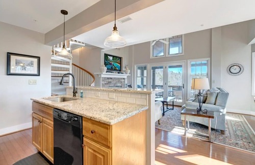 Foscoe Condominio | Echota Wintergreens 1732- Mountain Condo, Top Floor, Gated Resort, Indoor/Outdoor Pools and Hot T...