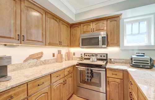 Foscoe Condominio | Echota Woods 221--- Entry Level Mountain Condo, One Level Living (No Stairs), Gated Resort, Indoo...