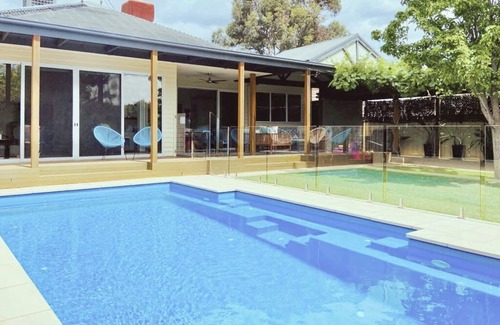 Echuca Casa | Casa de vacaciones ACE Echuca - Favorito de la familia * Ubicación privilegiada * Piscina climatizada * Fuego de gas