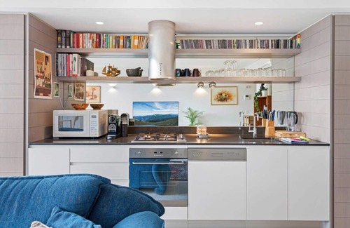 Abbotsford Apartamento | Eclectic 1-Bed Apartment with Pool and Gym