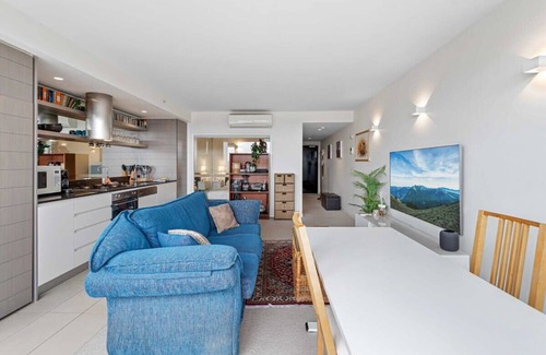 Abbotsford Apartamento | Eclectic 1-Bed Apartment with Pool and Gym