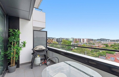 Abbotsford Apartamento | Eclectic 1-Bed Apartment with Pool and Gym