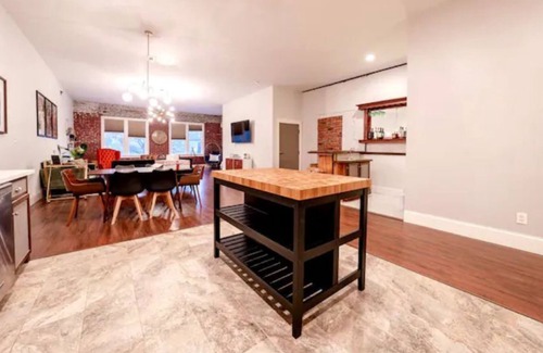 Spencer Apartamento | Eclectic 2 Bedroom Loft in Historic Spencer