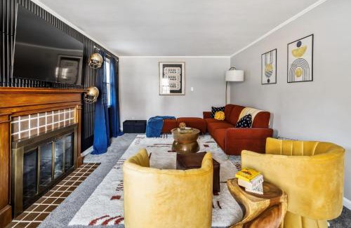 Upper St. Clair Casa | Eclectic 4Bed with BBQ-Firepit-Games-secretGarden & 7 mile to Downtown