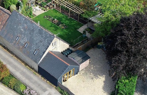 Cherhill Casa | Eclectic Barn - Pergola & Dog-Friendly Garden