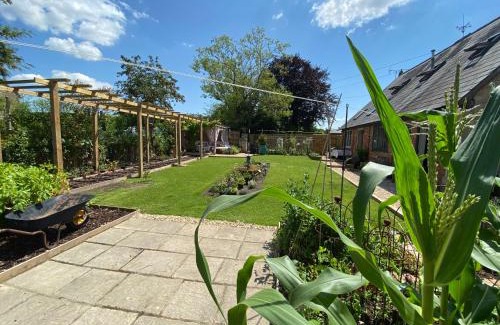 Cherhill Casa | Eclectic Barn - Pergola & Dog-Friendly Garden