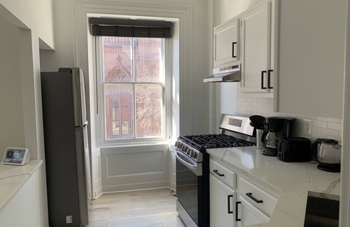 Mount Vernon Apartamento | Eclectic, Bold, & Cozy 1-Bedroom Apartment in Artsy Neighborhood
