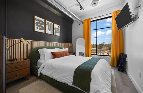 Traverse City Apartamento | Eclectic Condo with Hot Tubs and E-Bikes