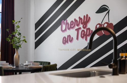 Traverse City Apartamento | Eclectic Condo with Hot Tubs and E-Bikes