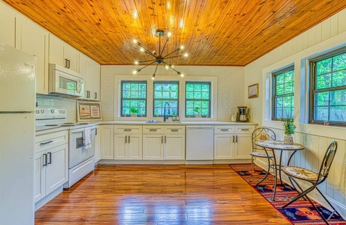 Mentone Cabaña | Eclectic Cozy Cottage walking distance to downtown