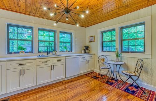 Mentone Cabaña | Eclectic Cozy Cottage walking distance to downtown