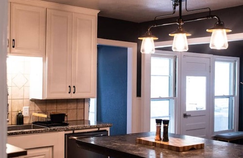 Abilene Cabaña | Eclectic Design| Hot Tub| Fire Pit| Pickleball