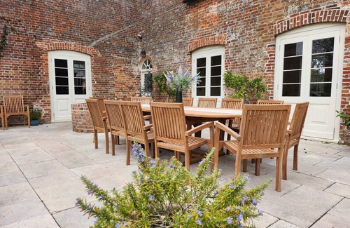 Blandford Saint Mary Casa | Eclectic Dorset Country House, Hot Tub, Pool Table, Movie Room,12 guests & pets