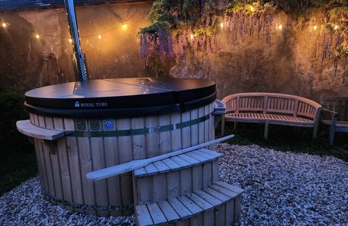 Blandford Saint Mary Casa | Eclectic Dorset Country House, Hot Tub, Pool Table, Movie Room,12 guests & pets