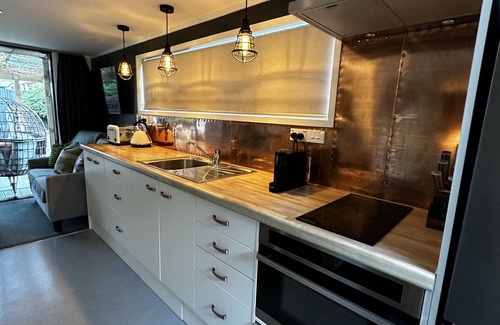 Palmerston North Apartamento | Eclectic Escape - Romantic Outdoor Bath