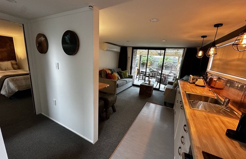 Palmerston North Apartamento | Eclectic Escape - Romantic Outdoor Bath