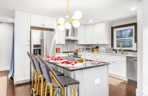 Toddville Road Casa | Eclectic Escape: 3bd - Backyard - 10min to Airport