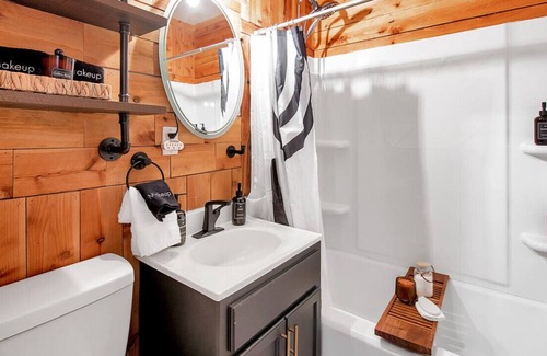 Wichita Casa | Eclectic Escape - Cozy, King
