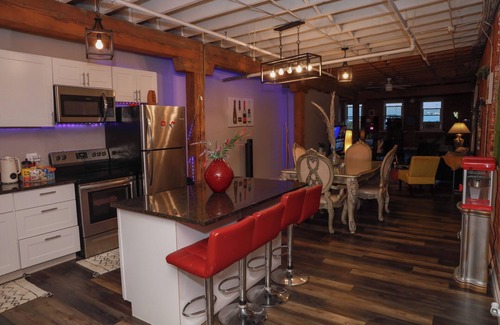 Detroit Apartamento | Eclectic Industrial Loft in Detroit's Corktown + Free Parking