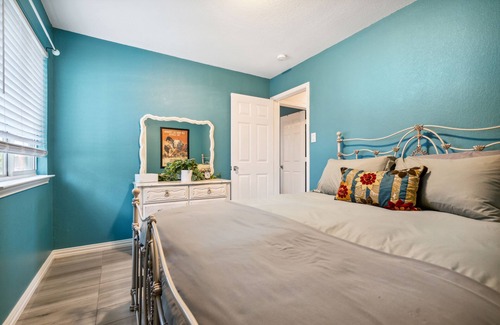 Kyle Casa | Eclectic Oasis: Artful & Colorful Comfort