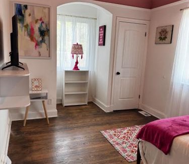 Detroit Apartamento | Eclectic Opulence Retreat
