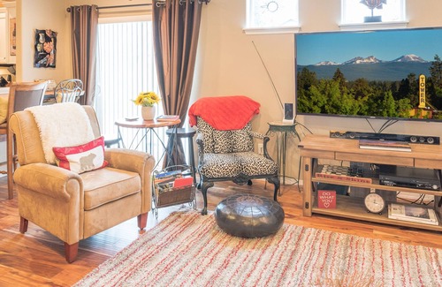 Old Farm District Casa | Eclectic SE Bend home ~ Close to Shopping ~ Close to Old Mill