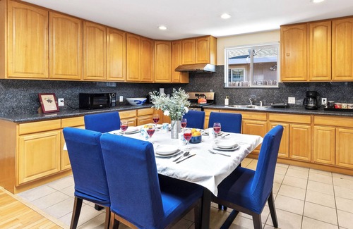 Menlo Park Casa | Eclectic Tech and Family Friendly with Gaming 5 min Walk to Meta in Menlo Park