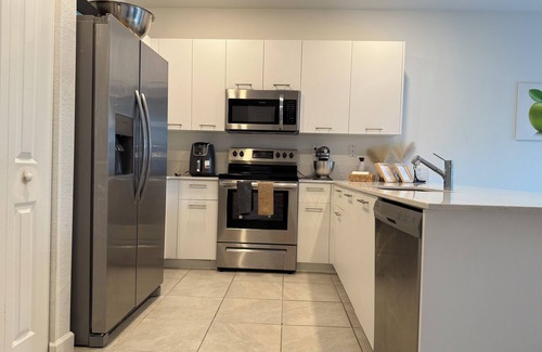 Seybold Casa | Eco friendly and relaxing 4-bedroom townhome in vibrant North Miami