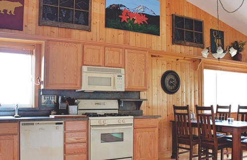 Mount Shasta Casa | Casa de huéspedes ecológica con vistas increíbles, parque de 5 acres, 1 milla. a la ciudad