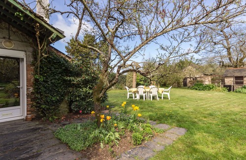 Joue-sur-Erdre Cabaña | Casa rural renovada junto al lago y bosque, con jardín privado y chimenea