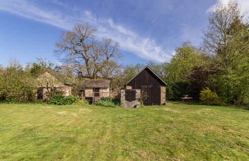 Joue-sur-Erdre Cabaña | Casa rural renovada junto al lago y bosque, con jardín privado y chimenea