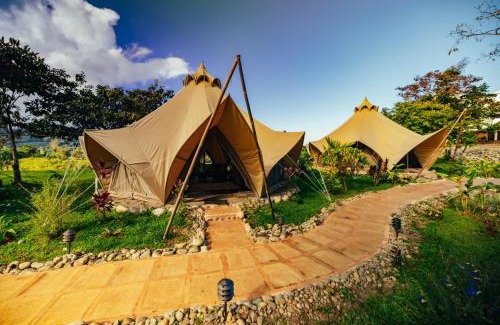 Dominical Otro | Eco Luxe Glamping Nest #12 - King Bed at Holos