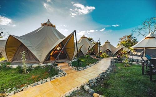 Dominical Otro | Eco Luxe Glamping Nest #13 - 3 Twin Beds at Holos