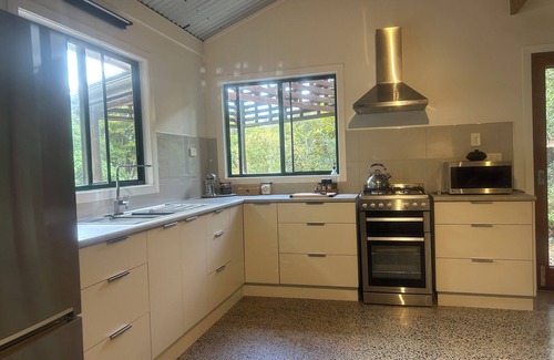 Booroobin Cabina | Eco-luxe studio and amazing Glasshouse Mountains views.
