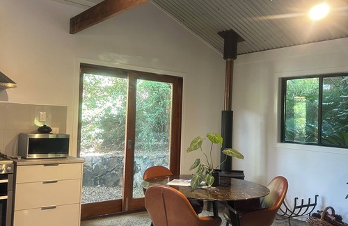 Booroobin Cabina | Eco-luxe studio and amazing Glasshouse Mountains views.