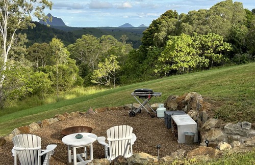 Booroobin Cabina | Eco-luxe studio and amazing Glasshouse Mountains views.