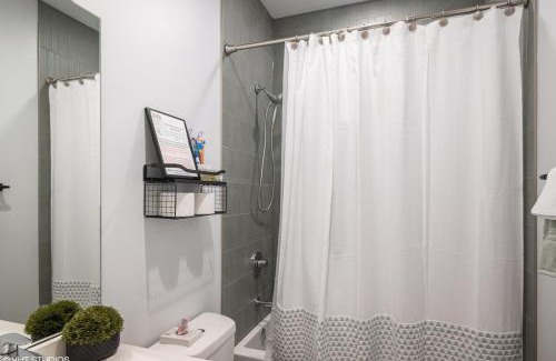 Woodlawn Apartamento | Eco Stay by UChicago, Lakefront & Hyde Park!