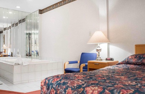 Niagara Falls Hotel | Econo Lodge By The Falls