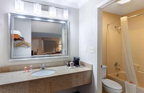 Byron Cabina | Econo Lodge Byron - Warner Robins