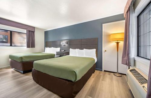 South Lake Tahoe Hotel | Econo Lodge Inn & Suites Heavenly Village Area