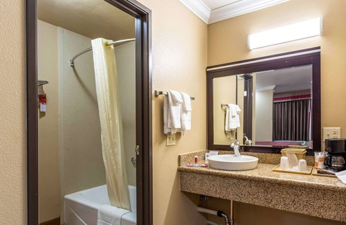 Central Escondido Hotel | Econo Lodge Inn & Suites Escondido Downtown