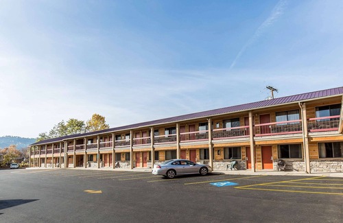 Kalispell Hotel | Econo Lodge Inn & Suites Kalispell - Glacier National Park Gateway