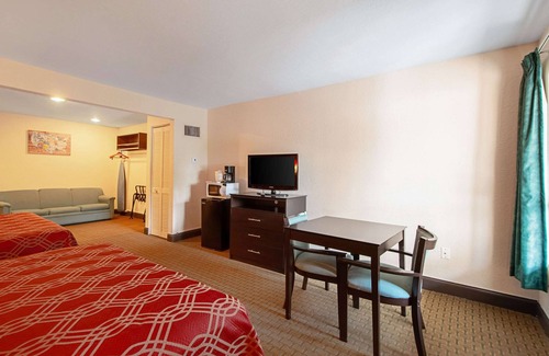 Clearwater Hotel | Econo Lodge Inn & Suites