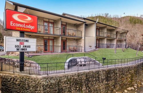 Gatlinburg Hotel | Econo Lodge Inn & Suites on the River