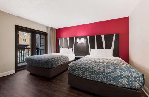 Gatlinburg Hotel | Econo Lodge Inn & Suites on the River