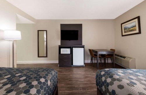 Gatlinburg Hotel | Econo Lodge Inn & Suites on the River